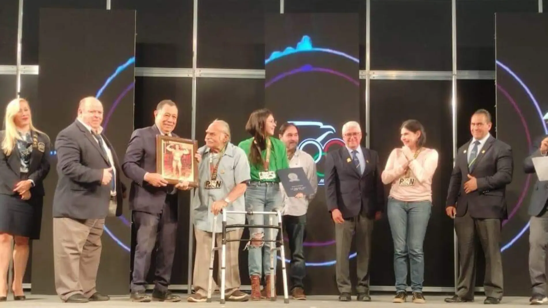 Premian a padre de Raquel Garza, mejor conocida como Tere la secretaria